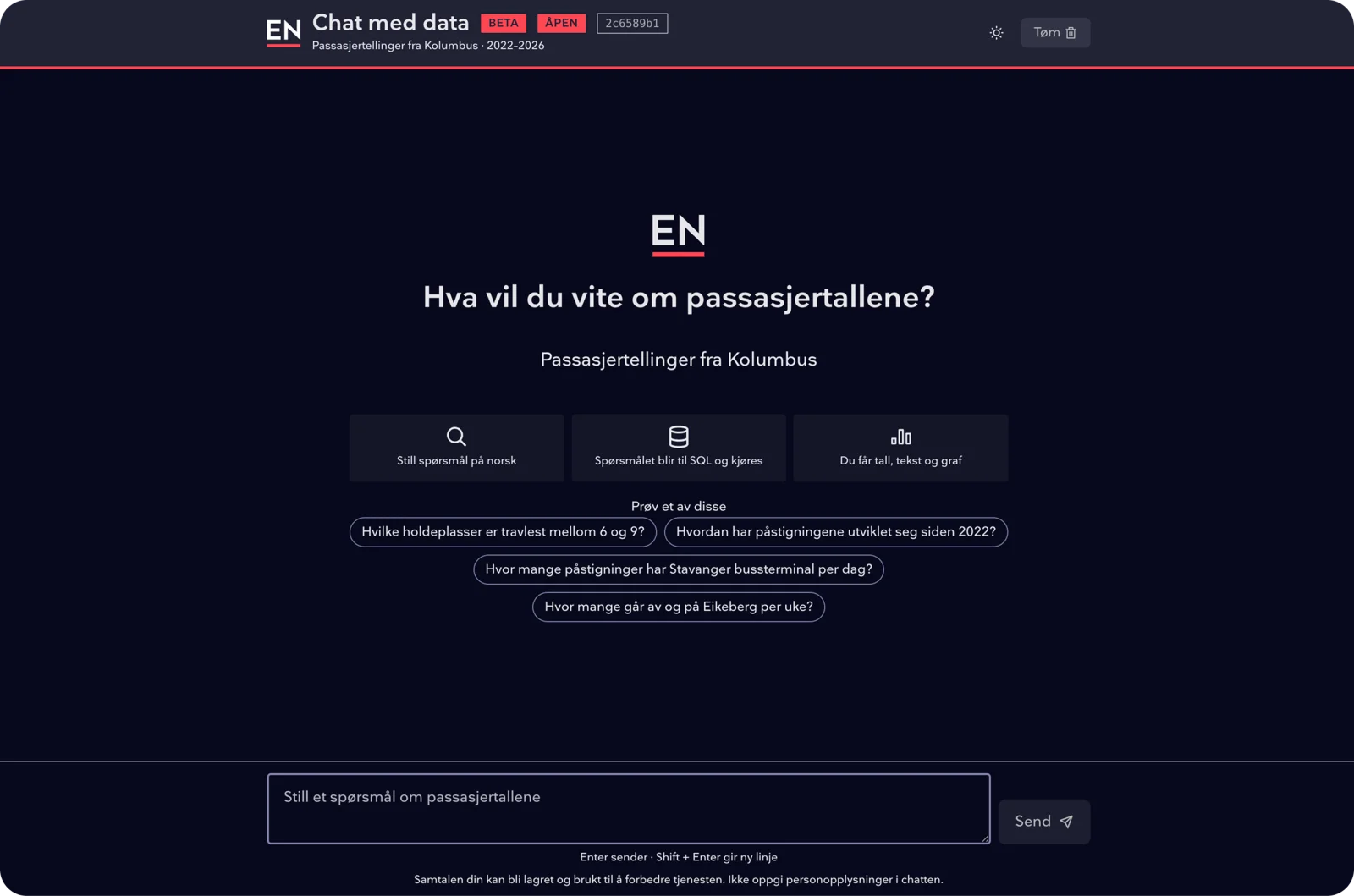 Skjermbilde av Chat med data: et mørkt chatvindu som spør «Hva vil du vite om passasjertellingene?», med forslag til spørsmål og et tekstfelt nederst.